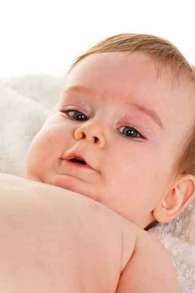 Portrait de tête d'un tout-petit - un bébé avec un grand — Photo