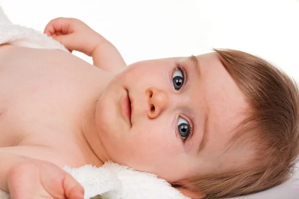 Retrato de la cabeza de un niño pequeño - un bebé con grandes —  Fotos de Stock