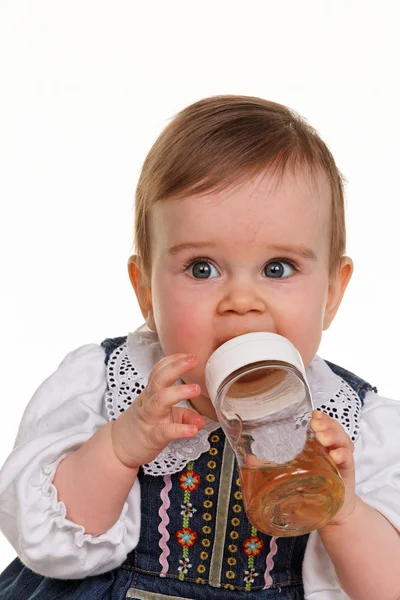 Criança pequena com garrafa de bebidas — Fotografia de Stock