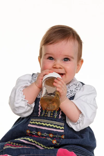 Маленький ребенок с бутылкой напитков — стоковое фото