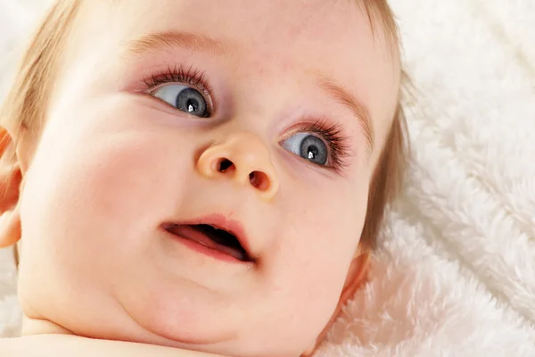 Головний портрет малюка - дитина з великим — стокове фото