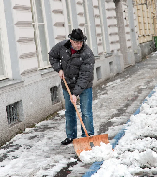 Zelador admite calçada de neve — Fotografia de Stock