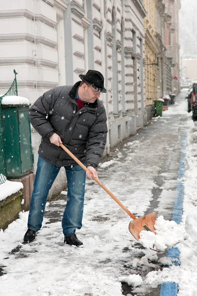 Vaktmästare medger trottoaren av snö — Stockfoto