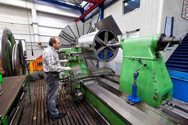 Cnc 밀링 기계 금속 산업에서 더 오래 된 노동자. — 스톡 사진