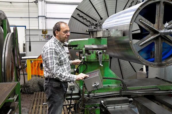 Ältere Arbeitnehmer in der Metallindustrie in CNC-Fräsmaschinen. — Stockfoto