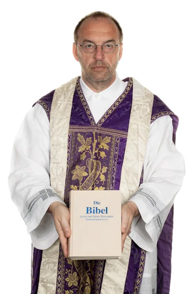 Sacerdote católico con Biblia en la iglesia — Foto de Stock