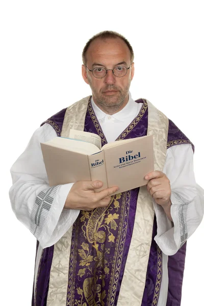 Katolický kněz s bible v církvi — Stock fotografie