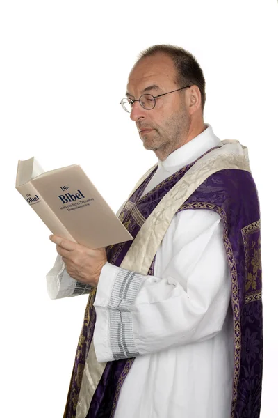 Sacerdote católico com bíblia na igreja — Fotografia de Stock