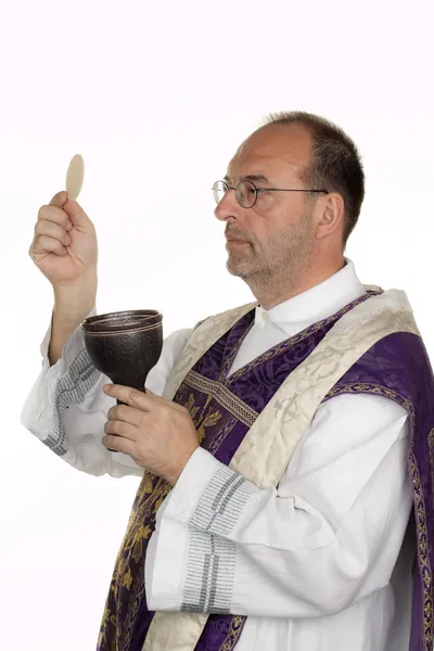 Katolický kněz při přijímání v uctívání — Stock fotografie