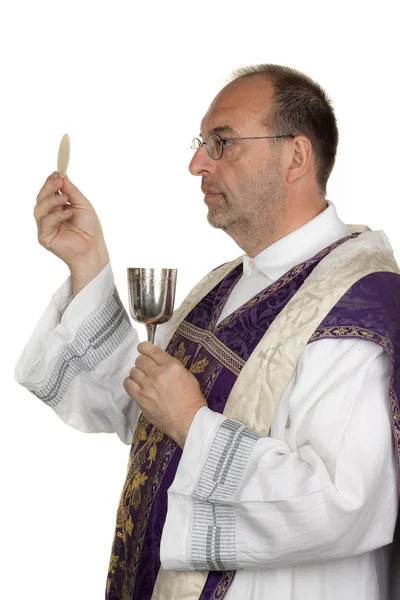 Sacerdote católico durante a comunhão no culto — Fotografia de Stock