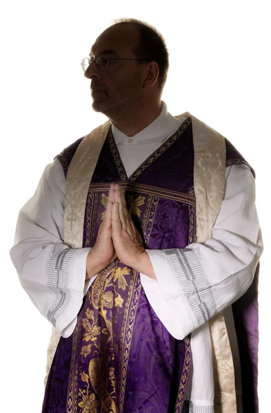 Sacerdote católico, enquanto reza na igreja — Fotografia de Stock