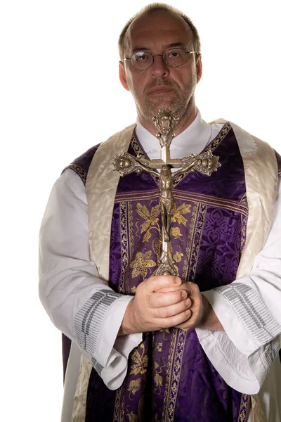 Katolický kněz s křížkem v uctívání — Stock fotografie