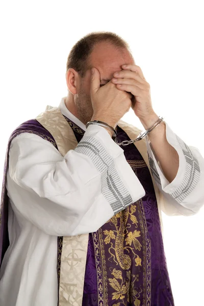 Misbruik in de kerk. priester met handboeien — Stockfoto