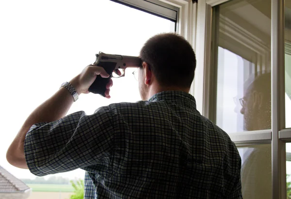 Man maakt zelfmoord door te schieten — Stockfoto