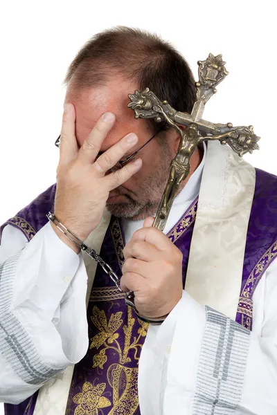 Katholieke priester met handboeien. misbruik. — Stockfoto