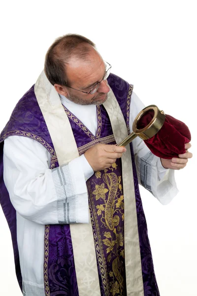 Католический священник собирает деньги для церкви — стоковое фото
