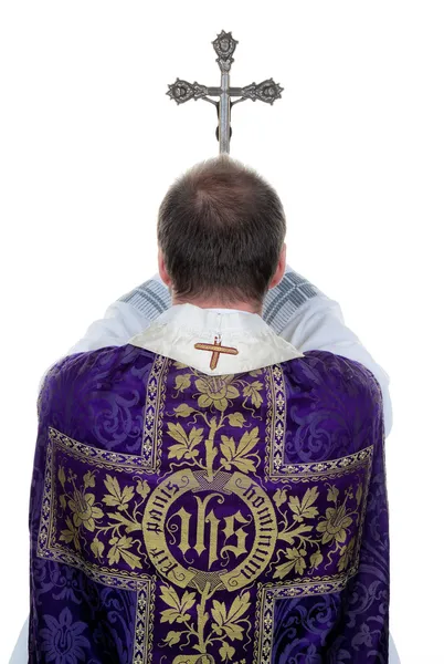 Padre católico reza — Fotografia de Stock