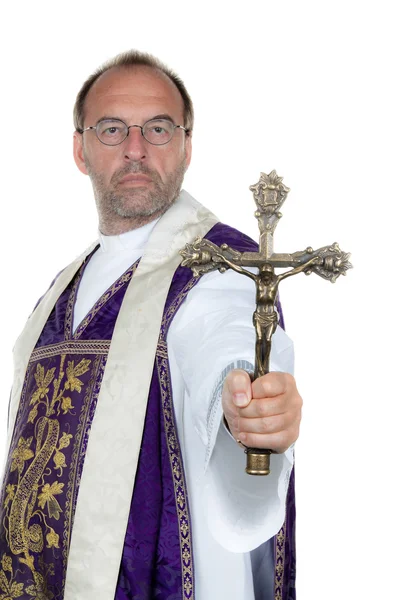 Католический священник с крестом — стоковое фото