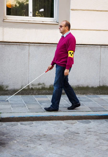 Hombre ciego con palo —  Fotos de Stock