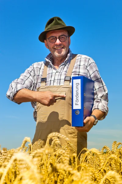 Agricultor com carteira "promoção" na caixa de cereais — Fotografia de Stock