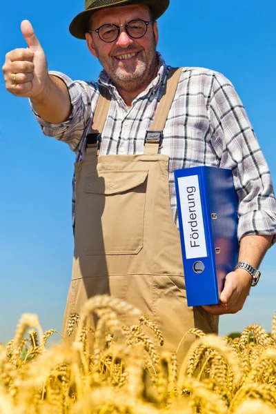 Agricoltore con portafoglio "promozione" su scatola di cereali — Foto Stock