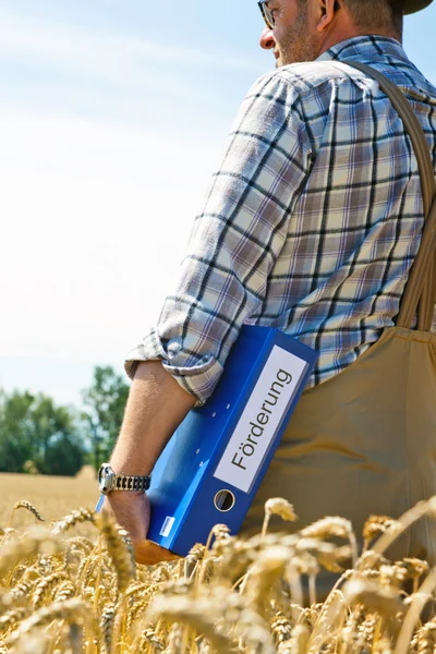 Landwirt mit Portfolio "Promotion" auf Getreidebox — Stockfoto