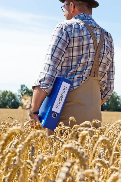 Landwirt mit Portfolio "Promotion" auf Getreidebox — Stockfoto