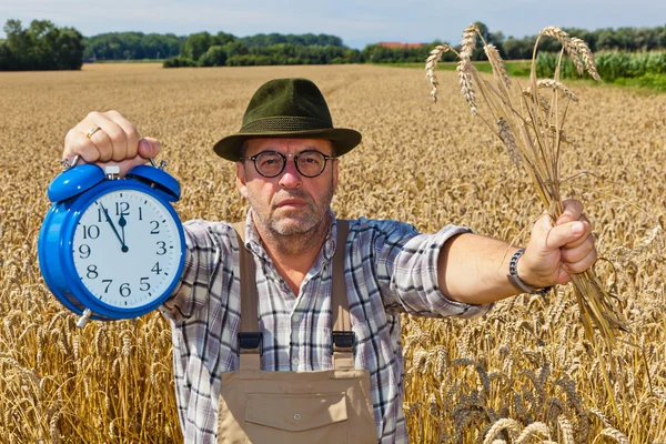 Farmář s hodinami. 11:55 — Stock fotografie