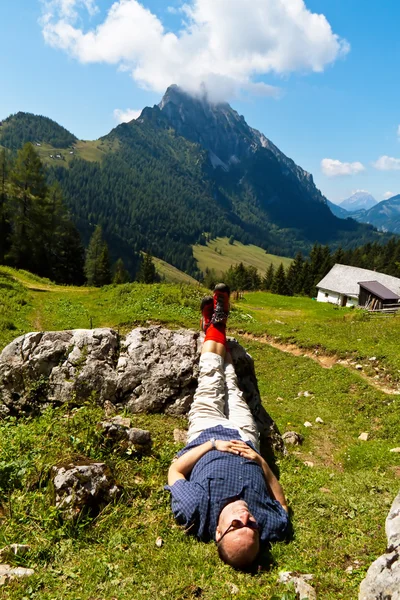 Senderistas relajarse en la caminata en las montañas — Foto de Stock