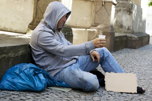 Bezrobotnych, bezdomnych żebrak jest — Zdjęcie stockowe