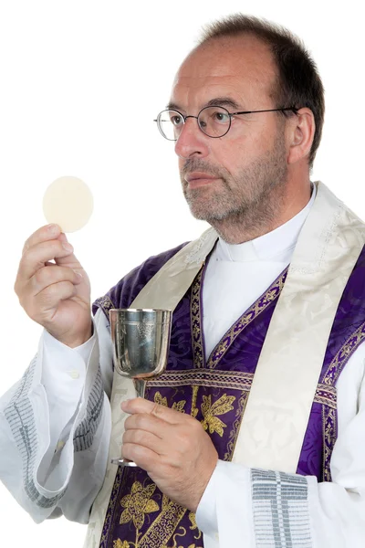 성배와 가톨릭 신부 — 스톡 사진