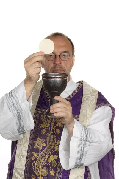 Katholieke priester tijdens communie — Stockfoto