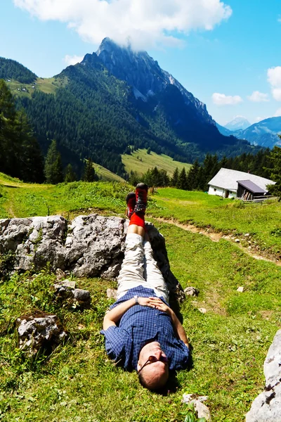 Senderistas relajarse en la caminata en las montañas — Foto de Stock