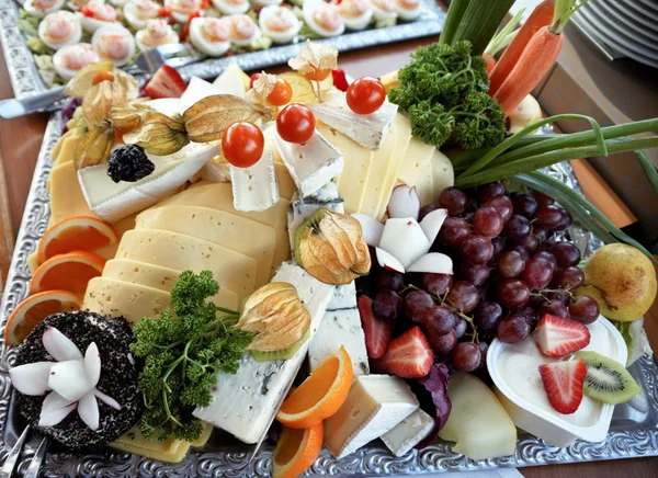 Assiette au fromage avec buffet froid — Photo