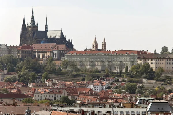 Praga, puente de Charles con el castillo de Prague y Hradjalá —  Fotos de Stock