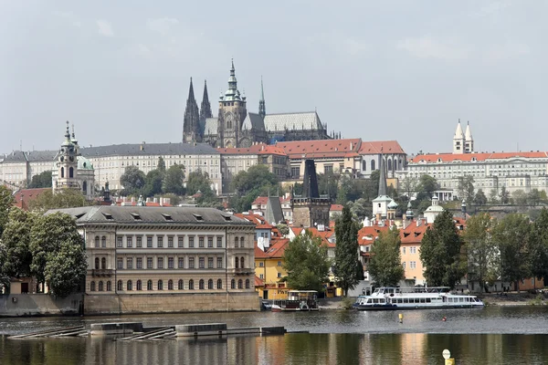 Praga, puente de Charles con el castillo de Prague y Hradjalá — Foto de Stock