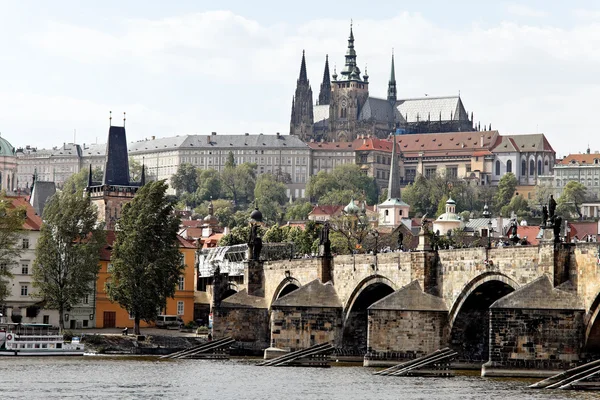 Praga, puente de Charles con el castillo de Prague y Hradjalá —  Fotos de Stock