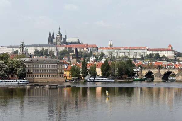 Praga, ponte de Charles com castelo de Praga e Hradcany — Fotografia de Stock