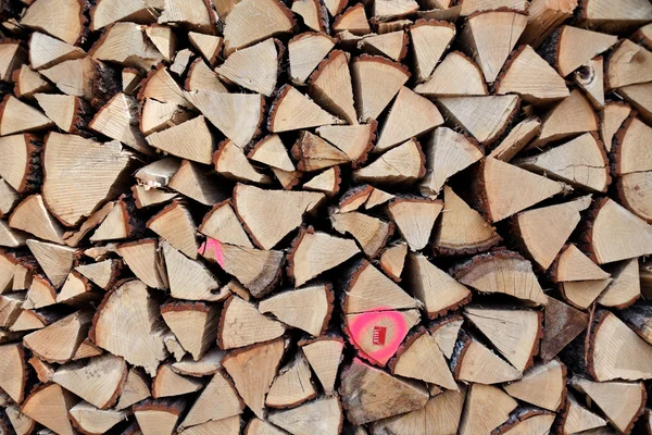 Legna da ardere accatastata su un mucchio di legna — Foto Stock