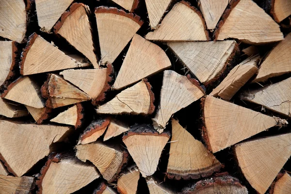 Legna da ardere accatastata su un mucchio di legna — Foto Stock