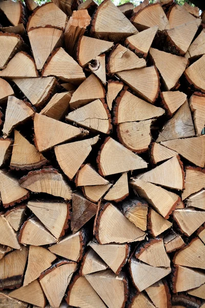 Brennholz auf einem Holzstapel gestapelt — Stockfoto