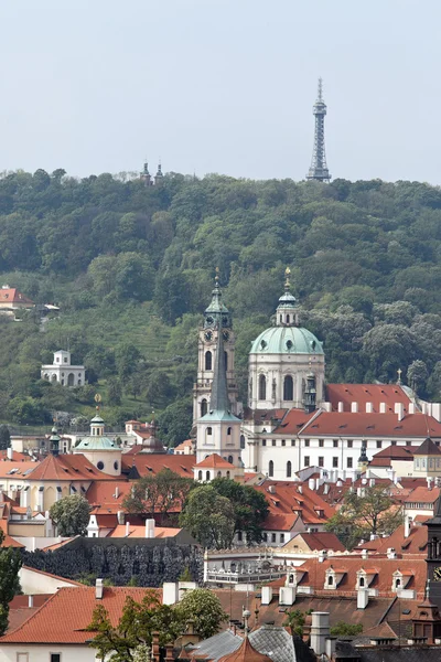 Praga, iglesia de San Nicolás y observatorio — Foto de Stock