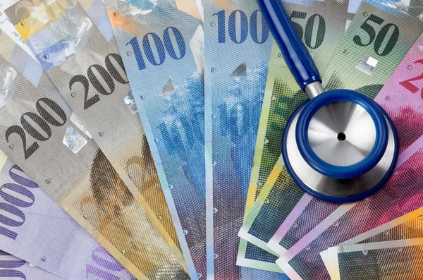 Sveitsin frangi ja stetoskooppi — kuvapankkivalokuva