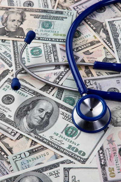 Kostnader för hälsa, stetoskop och dollarn räkningar — Stockfoto