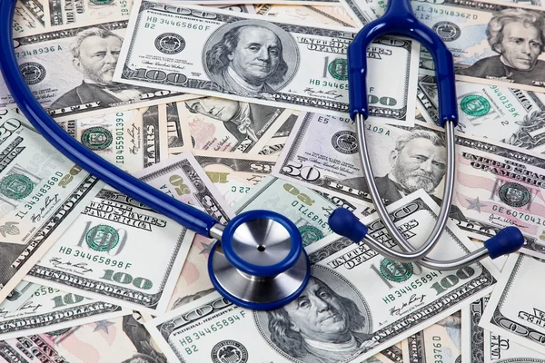 Náklady na zdravotnictví, stetoskop a dolar účty — Stock fotografie