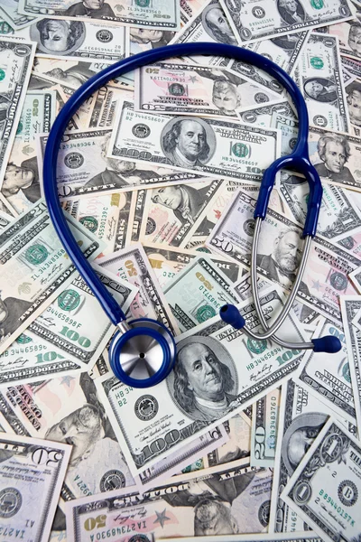 Costes de salud, estetoscopio y billetes de dólar —  Fotos de Stock