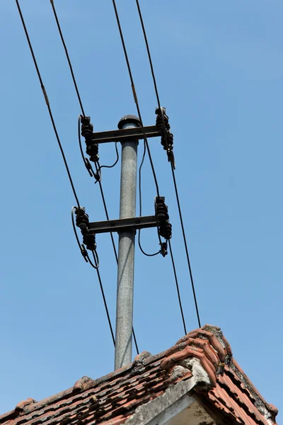 Kabel leda på ett hus tak — Stockfoto