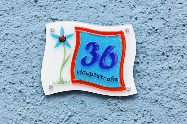 Placa colorida de números de casa de vidro — Fotografia de Stock