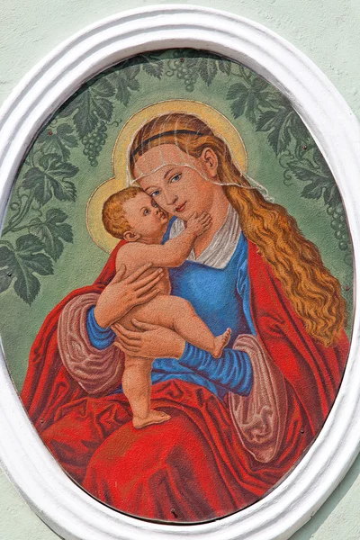 Portrét se madonna a dítě na fasádě — Stock fotografie
