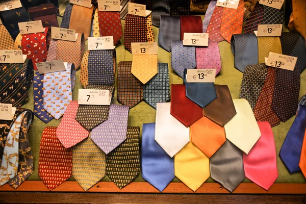 Цветные итальянские дизайнерские шелковые галстуки — стоковое фото